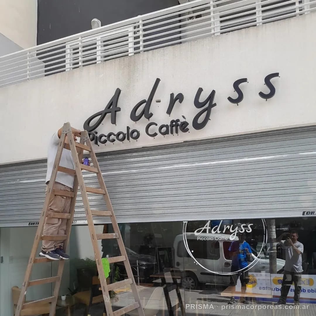 Letras corpóreas Adryss Piccolo Caffè en chapa galvanizada retroiluminadas, Buenos Aires