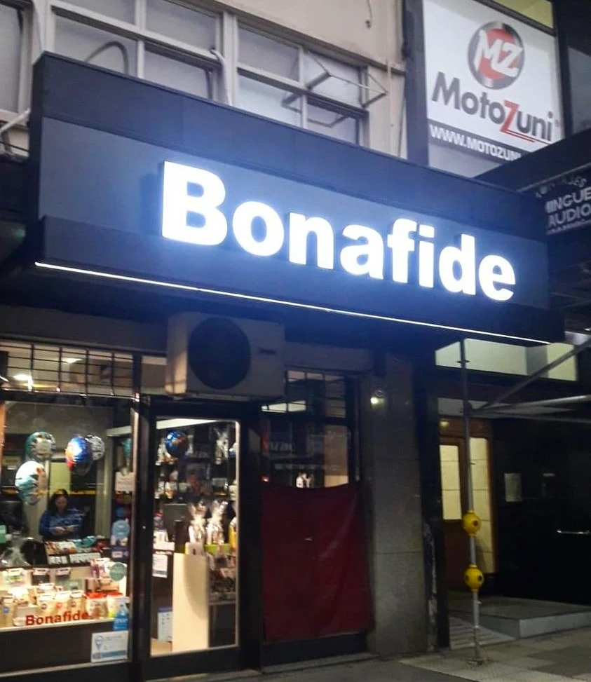 Letras corpóreas Bonafide con frente de acrílico e iluminación frontal en fachada de local