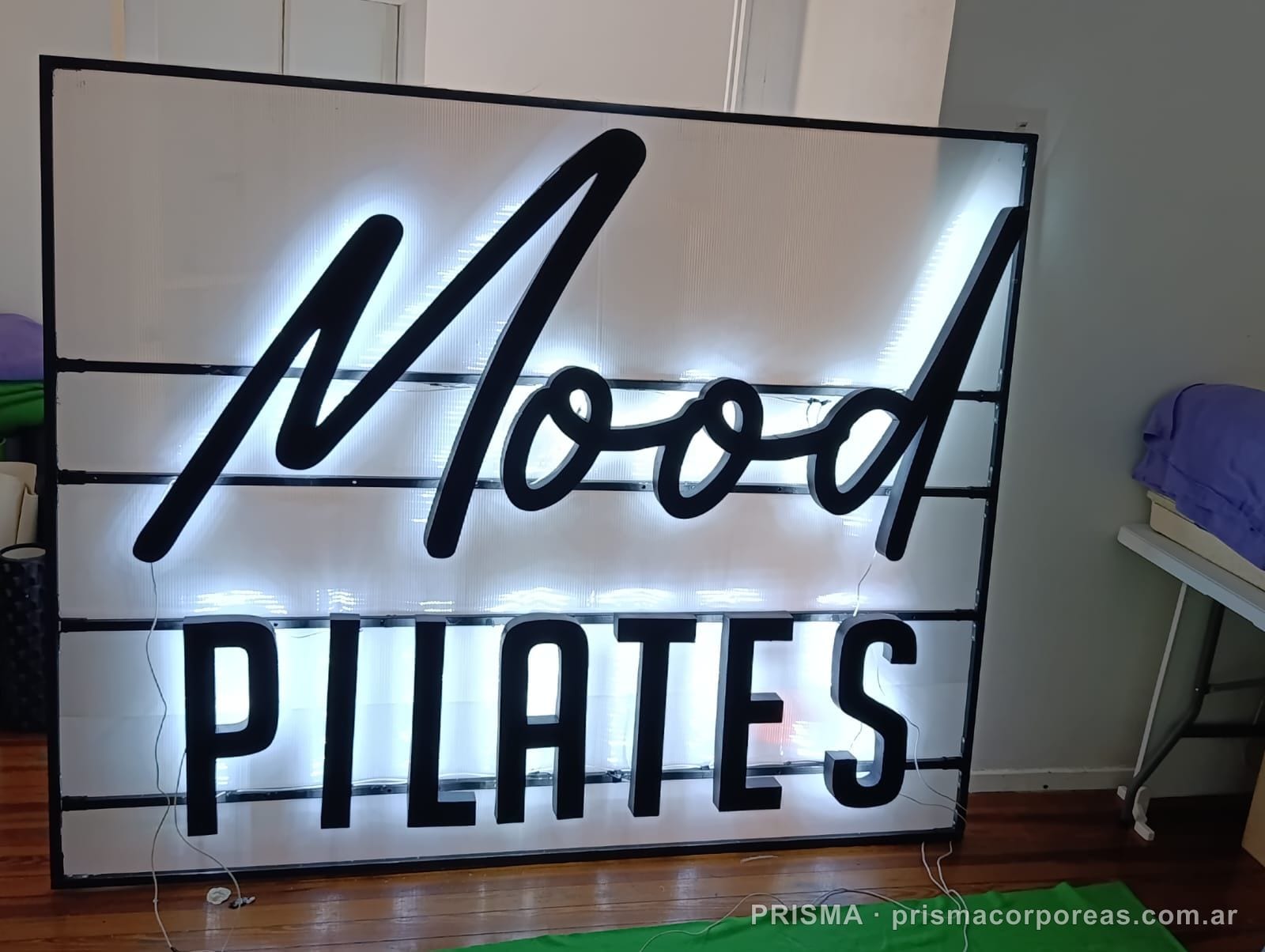 Panel corpóreo Mood Pilates en chapa galvanizada retroiluminado, Buenos Aires