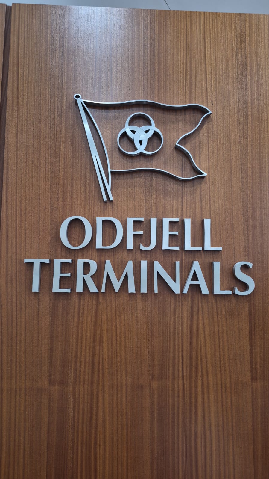 Letras corpóreas ODFJELL Terminals en acero inoxidable 304, sin iluminar, terminal portuaria de Campana, Buenos Aires