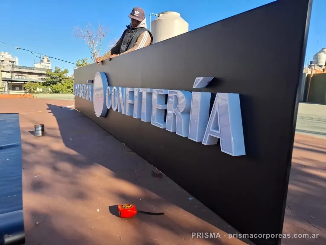 Letras corpóreas Panadería Reggio en chapa con frente de acrílico e iluminación frontal LED, Buenos Aires