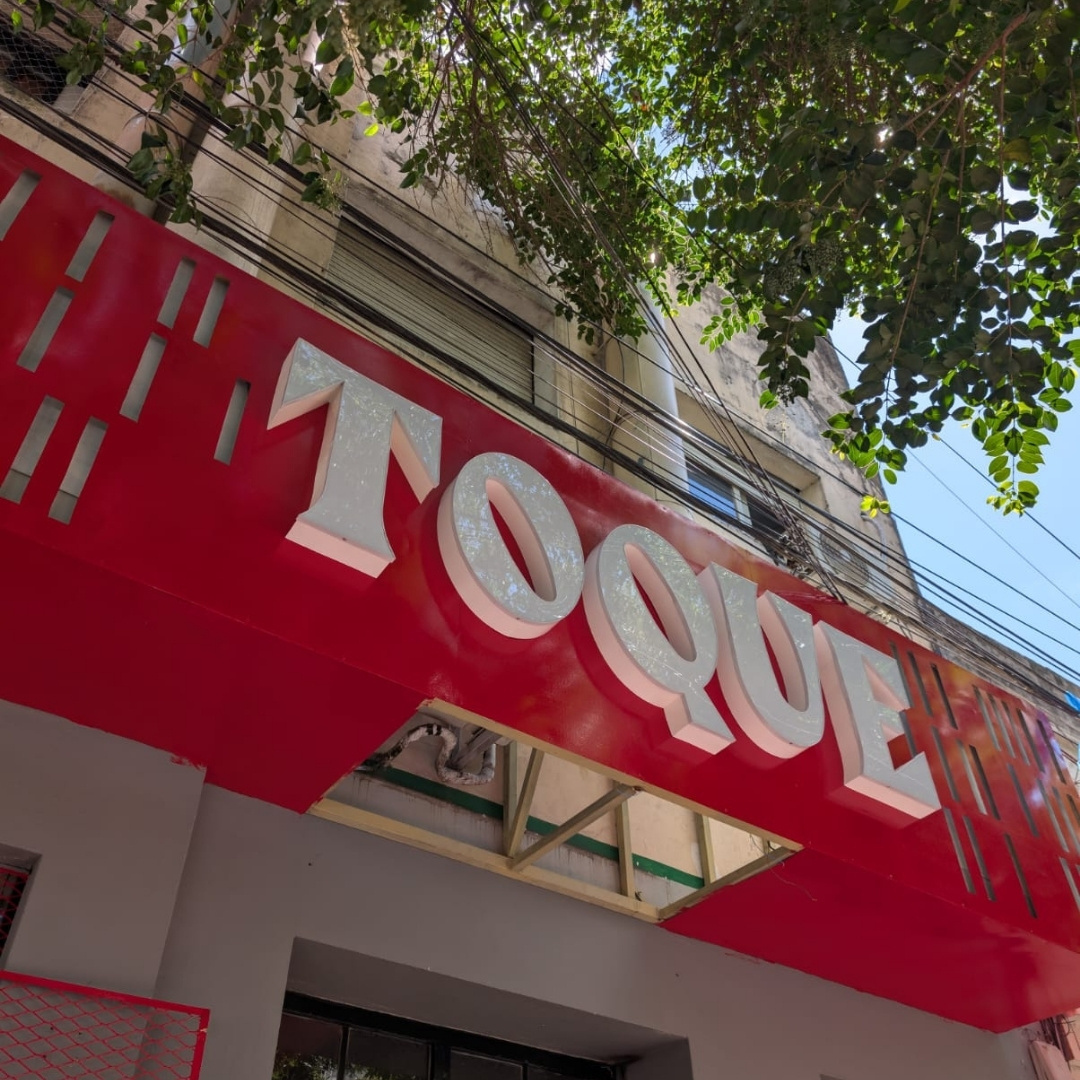 Letras corpóreas Toque en chapa con frente de acrílico e iluminación frontal, Rosario