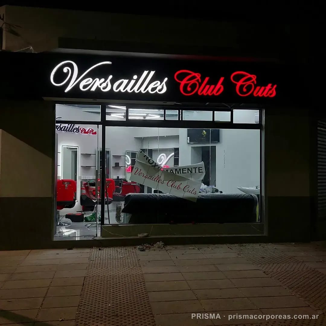 Letras corpóreas Versailles Club Cuts en chapa con frente de acrílico bicolor, iluminación frontal, Buenos Aires