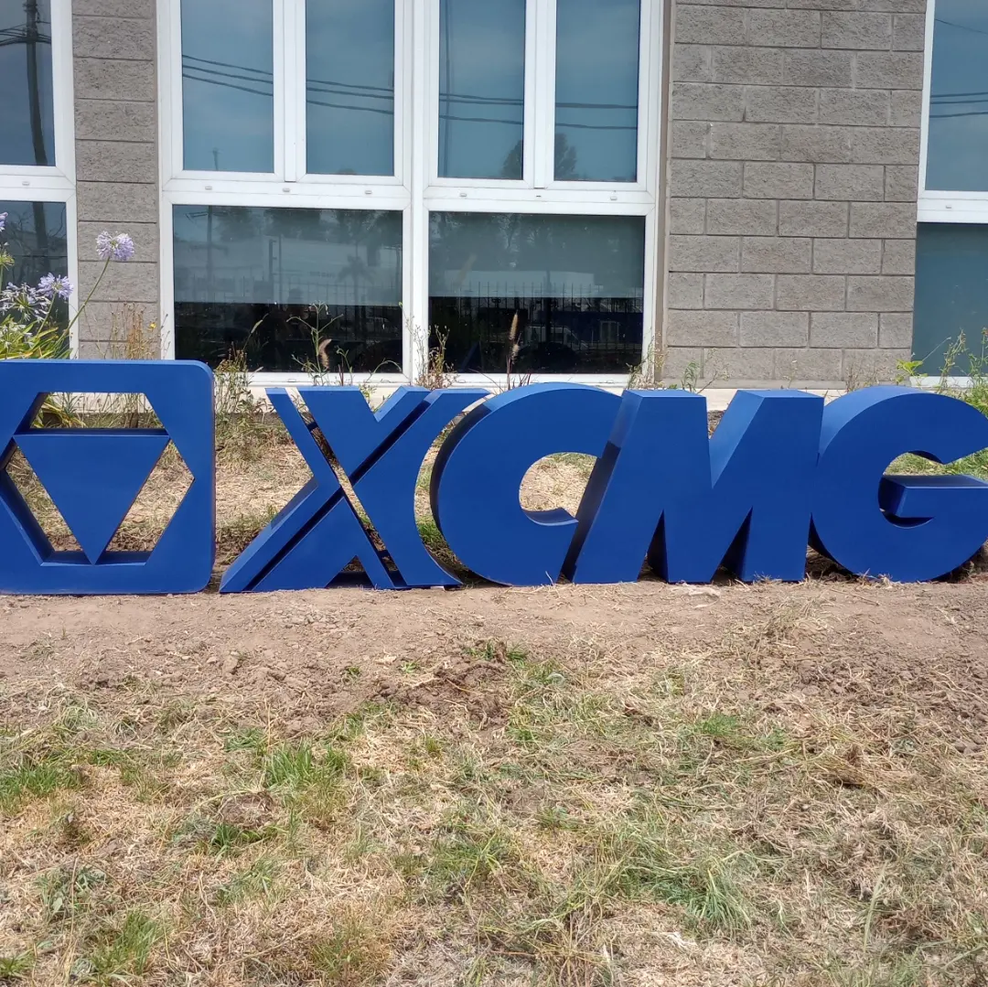 Letras corpóreas XCMG de gran formato en chapa galvanizada pintada al nivel del suelo, Don Torcuato, Buenos Aires