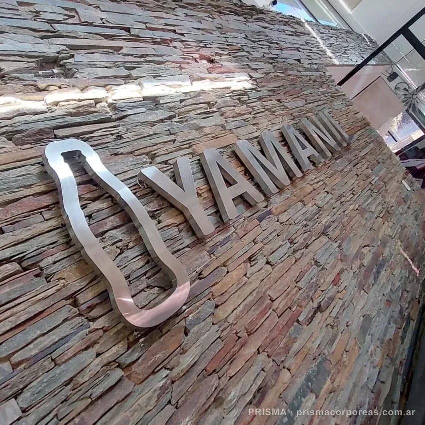 Letras corpóreas Yamanil en acero inoxidable 304 retroiluminadas instaladas en pared de piedra